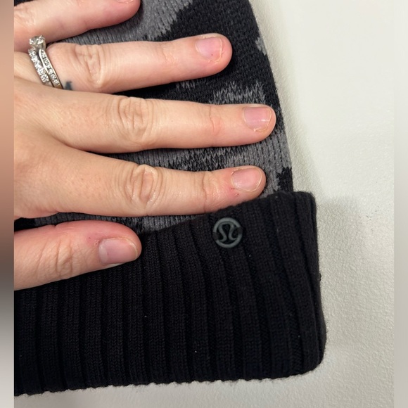BNWOT Lululemon Room For Warmth Beanie Hat Black/Gray - Picture 5 of 11